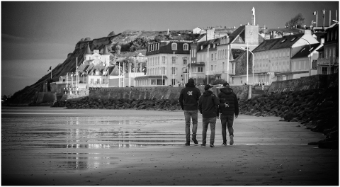 beach-walk-arromanches-les-bains-4649209