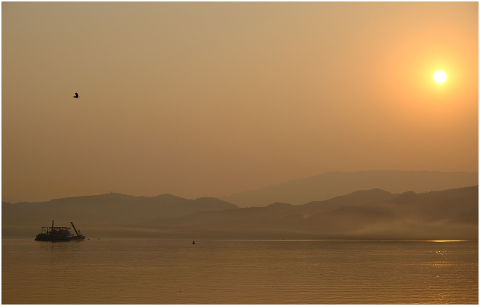 china-yangtze-sunrise-river-boat-4538115